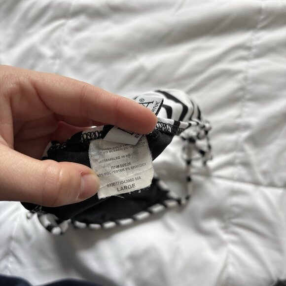 Becca Womens Size Large String Bikini Top Black White Striped Swimsuit Beach - Picture 6 of 6